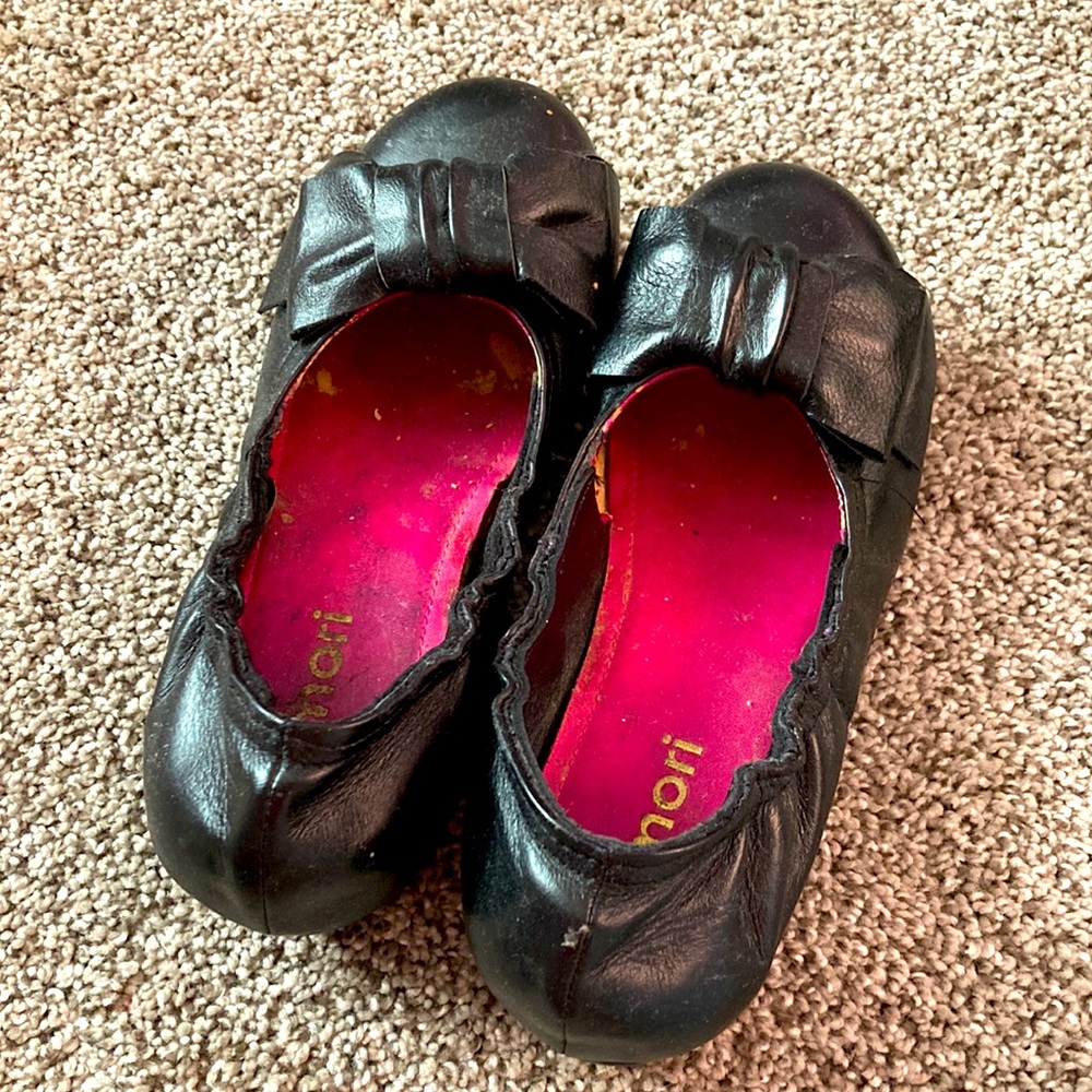 Amori leather flats preowned.